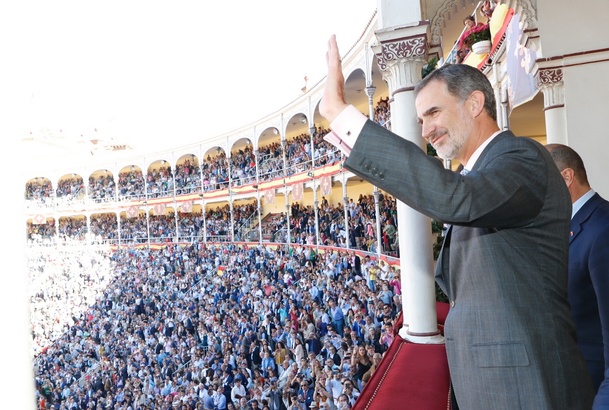 Su Majestad el Rey saluda desde el Palco Real de la Plaza de Toros de Las Ventas