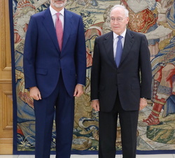 Su Majestad el Rey junto al presidente de la Real Academia de Jurisprudencia y Legislación, Don Manuel Pizarro Moreno