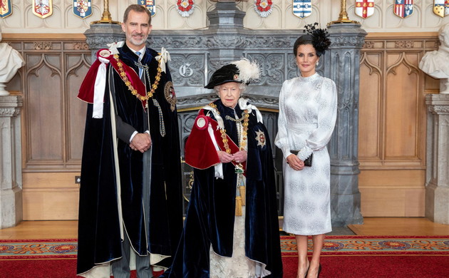 Sus Majestades los Reyes junto a Su Majestad la Reina Isabel II del Reino Unido de la Gran Bretaña e Irlanda del Norte tras la investidura como Caball