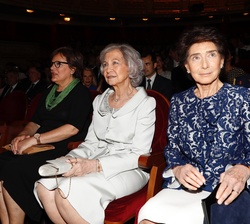Su Majestad la Reina Doña Sofía junto a la la secretaria de Estado de Universidades, Investigación, Desarrollo e Innovación, Ángeles Heras, y la presi