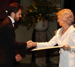 Su Majestad la Reina entrega los galardones a los alumnos más distinguidos