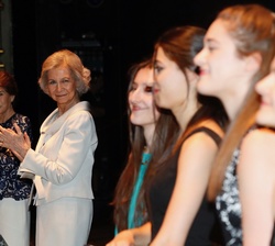Su Majestad la Reina Doña Sofía tras la entrega de diplomas a los alumnos más distinguidos
