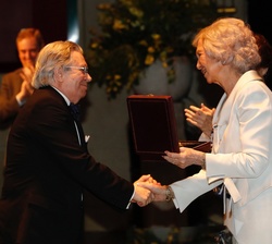 Doña Sofía entrega el galardón al director honorario de la Orquesta Freixenet de la ESMRS, Antoni Ros