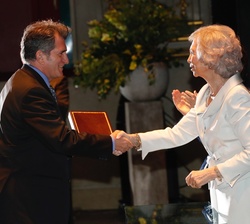 Doña Sofía entrega el galardón al profesor de la ESMRS, Antoni García Araque