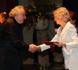 Doña Sofía entrega el galardón al profesor de la ESMRS, Reinhold Friedrich