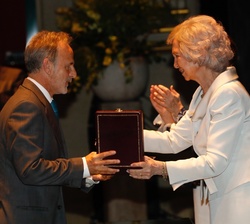 Doña Sofía entrega el galardón al presidente de Puertos del Estado, Salvador de La Encina