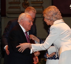 Doña Sofía entrega el galardón al presidente de honor de Freixenet, José Ferrer Sala