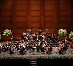 Orquesta Sinfónica Freixenet de la Escuela Superior de Música Reina Sofía, dirigida por Peter Eötvös, durante la interpretación