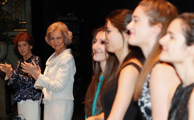 Su Majestad la Reina Doña Sofía tras la entrega de diplomas a los alumnos más distinguidos