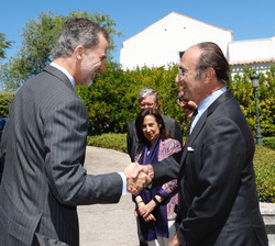 Su Majestad el Rey recibe el saludo del presidente del Real Instituto Elcano, Emilio Lamo de Espinosa