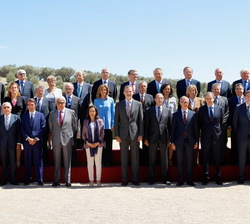 Fotografía de grupo de Su Majestad el Rey junto a los expresidentes del Gobierno, ministros, entre otras autoridades