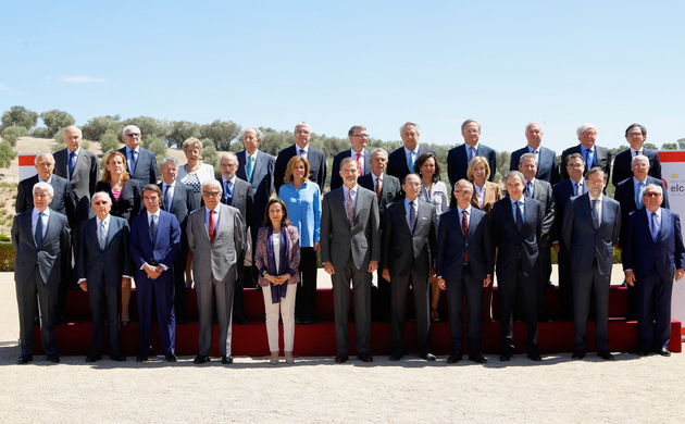 Fotografía de grupo de Su Majestad el Rey junto a los expresidentes del Gobierno, ministros, entre otras autoridades
