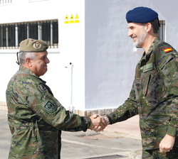 Su Majestad el Rey a su llegada a la Base "Jaime I" es recibido por el jefe del Estado Mayor del Ejército de Tierra, general de ejército Fra