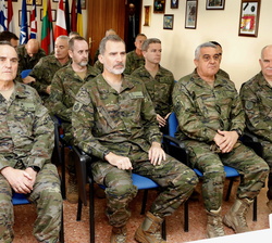 Su Majestad el Rey en la sala de reuniones del Batallón donde el jefe del Estado Mayor del Ejército de Tierra y el jefe del Batallón de Policía Milita