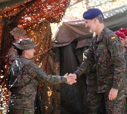 Su Majestad el Rey recibe el saludo de una militar participante en el Ejercicio