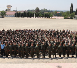 Fotografía de grupo de Su Majestad el Rey con una representación de militares que han participado en el Ejercicio