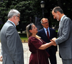 Don Felipe recibe el saludo de la vicepresidenta del Real Patronato del Museo Nacional del Prado, Amelia Válcarcel, en presencia del ministro de Cultu