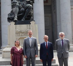 Don Felipe acompañado por el ministro de Cultura y Deporte en funciones, José Guirao; la vicepresidenta del Real Patronato del Museo Nacional del Prad