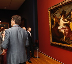 Su Majestad el Rey ante el cuadro de Velázquez "El triunfo de Baco"