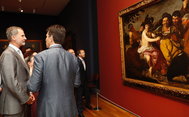 Su Majestad el Rey ante el cuadro de Velázquez "El triunfo de Baco"