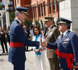 Su Majestad el Rey durante los saludos de bienvenida a su llegada a la Escuela Superior de las Fuerzas Armadas