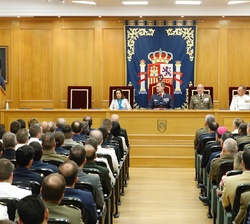 Su Majestad el Rey durante las palabras del director del CESEDEN, Rafael Sánchez Ortega