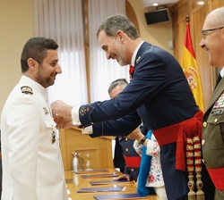 Su Majestad el Rey condecora al numero uno del curso, el capitán de Corbeta, Juan Carlos Prada Pardal