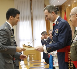 Su Majestad el Rey entrega el diploma al alumno de países amigos y aliados más distinguido, Orlando Pacheco Neto, del Ejército de Brasil