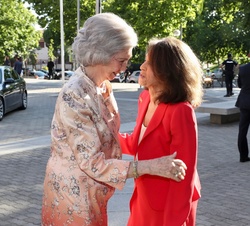 Su Majestad la Reina Doña Sofía, a su llegada al Auditorio Nacional de Música de Madrid, recibe el saludo de la presidenta de Juventudes Musicales de 