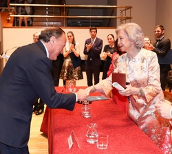 Su Majestad la Reina Doña Sofía entrega la distinción de honor de Juventudes Musicales al presidente de Bankinter, Pedro Guerrero