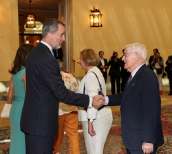 Su Majestad el Rey recibe el saludo de Victor García de la Concha, patrono de la Fundación Princesa de Asturias