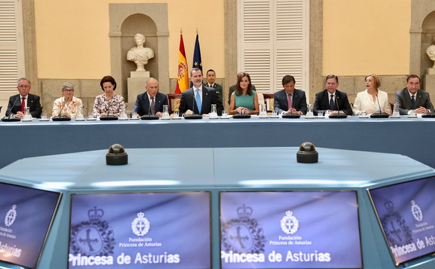Sus Majestades los Reyes durante la reunión anual con los miembros de los patronatos de la Fundación Princesa de Asturias