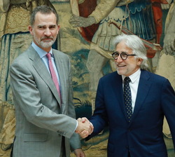 Su Majestad el Rey recibe el saludo del presidente de Foment del Treball Nacional, Josep Sánchez Llibre