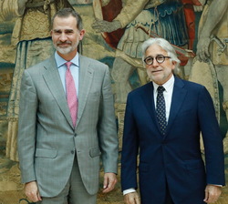 Su Majestad el Rey junto al presidente de Foment del Treball Nacional, Josep Sánchez Llibre