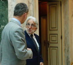 Don Felipe conversa con el presidente de Foment del Treball Nacional, Josep Sánchez Llibre