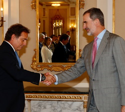Su Majestad el Rey recibe el saludo del presidente de Barcelona Global y presidente de Único Hotels, Pau Guardans Cambó