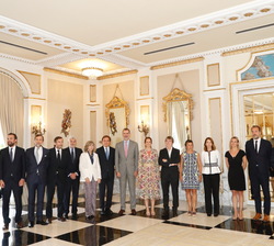 Su Majestad el Rey junto a los asistentes de la comisión ejecutiva y presidentes de honor de Barcelona Global