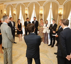 Don Felipe conversa con los asistentes de la comisión ejecutiva y presidentes de honor de Barcelona Global