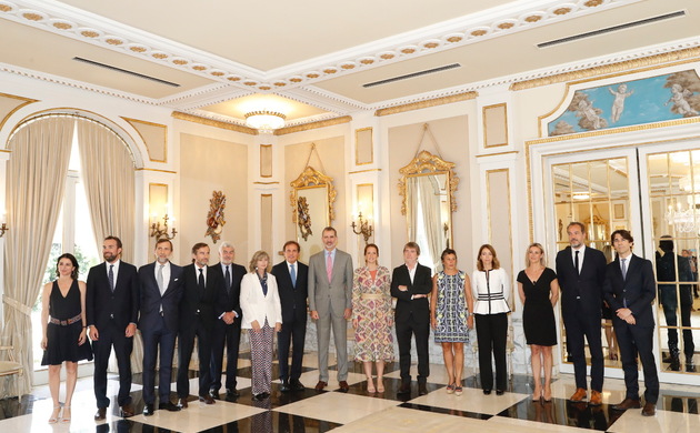Su Majestad el Rey junto a los asistentes de la comisión ejecutiva y presidentes de honor de Barcelona Global