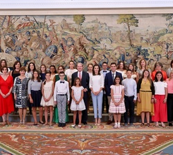 Su Majestad la Reina junto a los representantes del Centro de Educación Infantil y primaria “Andalucía”, de Fuengirola (Málaga)