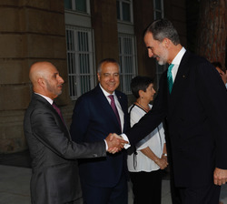 Su Majestad el Rey recibe el saludo del presidente de la "World Free Zones Organization", Mohammed Alzaarooni