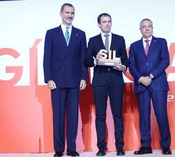 Su Majestad el Rey junto al director de Logística de Mercadona, Premio Eficiencia Logística e Innovación Tecnológica y al presidente del SIL, Pere Nav