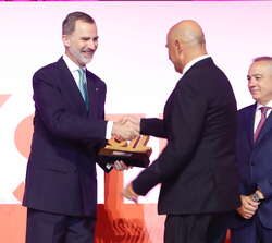 Su Majestad el Rey entrega el Premio Economía Circular a Celsa Group. Recoge el premio Pere Otero, director de Personal y Organización