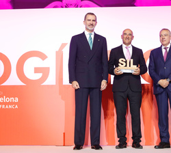 Su Majestad el Rey junto al director de Personal y Organización de Celsa Group, Premio Economía Circular y al presidente del SIL, Pere Navarro
