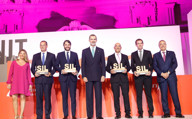 Su Majestad el Rey junto a los premiados del Salón Internacional de Logística