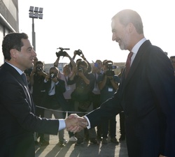 Su Majestad el Rey recibe el saludo del presidente de la Junta de Andalucía, Juan Manuel Moreno