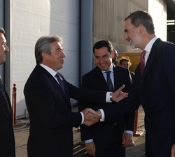 Su Majestad el Rey recibe el saludo del delegado del Gobierno en la Comunidad Autónoma de Andalucía, Jesús Lucrecio Fernández Delgado