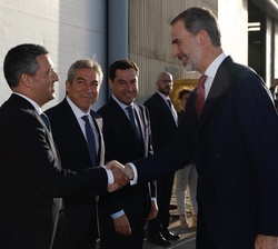 Su Majestad el Rey recibe el saludo del alcalde de Rota, Javier Ruiz
