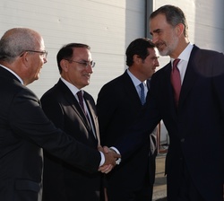 Su Majestad el Rey recibe el saludo del presidente de la Confederación de Empresarios de la provincia de Cádiz (CEC), Javier Sánchez Rojas