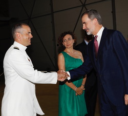 Su Majestad el Rey recibe el saludo del jefe de las actividades navales de los Estados Unidos en España y comandante jefe de la Estación Naval de Rota